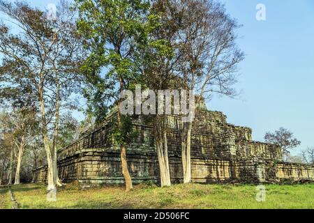 Prasat Thom Koh Ker Tempel Sieben Stufen alte Pyramide Verloren im Dschungel Stadt Angkor Wat Provinz Preah Vihear Kambodscha. Archäologische Landschaft von Koh Stockfoto