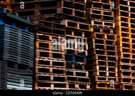 Stapel von alten Holzpaletten. Industrieholzpalette im Werkslager gestapelt. Fracht- und Versandkonzept. Holzpalettenregal für die Exportlieferung. Stockfoto