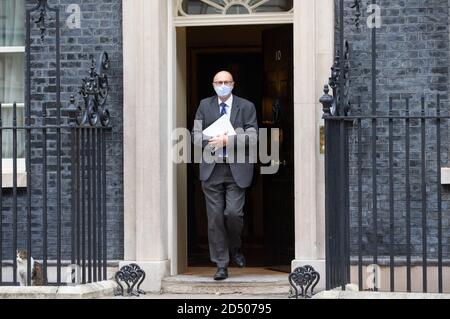 London, Großbritannien. Oktober 2020. Stephen Powis, nationaler medizinischer Direktor für England, verlässt die Nummer 10 Downing Street. Menschen in Downing Street. Boris Johnson wird heute weitere Ankündigungen zur Coronavirus-Epidemie machen. Kredit: Mark Thomas/Alamy Live Nachrichten Stockfoto