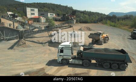 Landschaft von Kipper mit Kohle. Stockfoto