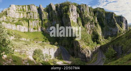 Kurvenreiche Straße durch Cheddar Gorge, England Stockfoto