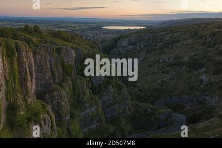 Kurvenreiche Straße durch Cheddar Gorge, England Stockfoto