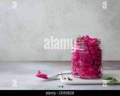 Fermentierter Kohl mit Rüben im Glas. Horizontales Bild, grauer Hintergrund, Kopierraum Stockfoto