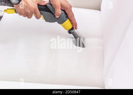 Shampoo Reinigung eines weißen Sofas im Detail Stockfoto