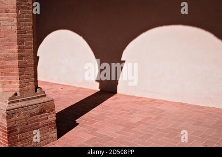 Die Form eines architektonischen Bogens an der Wand (Gubbio, Umbrien, Italien) Stockfoto
