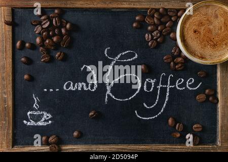 Tasse Espresso Kaffee und Kaffeebohnen auf vintage Schiefertafel mit Schriftzug als Hintergrund. Flach, Platz. Stockfoto