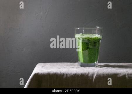 Grüne Spinat kale apple Smoothie in Glas auf Leinen Tischdecke. Gesunde organische Essen. Stockfoto