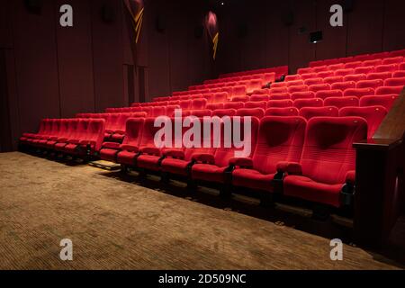 Leerer Sitzplatz im Kino im Roten Kino Stockfoto