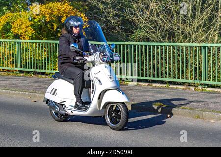 2017 weiß Piaggio Vespa GTS 300 Super ABS 278 ccm Roller; Motorradfahrer; zweirädriger Transport, Motorräder, Fahrzeug, Straßen, Motorräder, Fahrradfahrer fahren in Chorley, Großbritannien Stockfoto