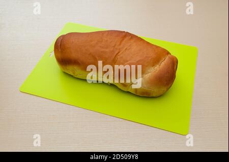 Köstliches hausgemachtes brasilianisches Brot. Isoliert auf beigefarbenem Holzhintergrund. Stockfoto