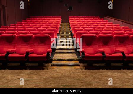 Leerer Sitzplatz im Kino im Roten Kino Stockfoto