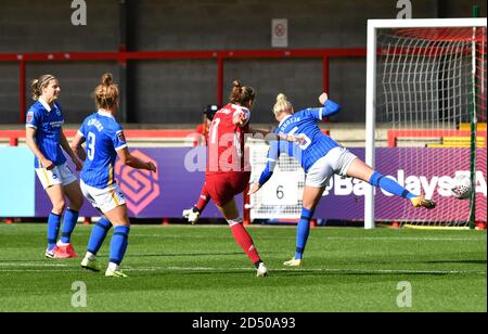 Crawley, Großbritannien. Oktober 2020. Vivianne Miedema von Arsenal erzielt das Eröffnungstreffer beim FA Women's Super League Spiel zwischen Brighton & Hove Albion Women und Arsenal LFC am 11. Oktober 2020 im People's Pension Stadium in Crawley, Großbritannien. (Foto von Jeff Mood/phcimages.com) Quelle: PHC Images/Alamy Live News Stockfoto