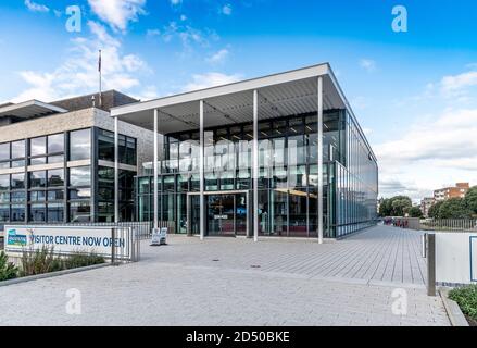 Das Eastbourne Visitor Services Center, entworfen von den Architekten Levitt Bernstein Associates. Hilfe für Touristen, ein Kastenhaus und ein Souvenirladen. Stockfoto