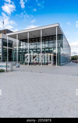 Das Eastbourne Visitor Services Center, entworfen von den Architekten Levitt Bernstein Associates. Hilfe für Touristen, ein Kastenhaus und ein Souvenirladen. Stockfoto