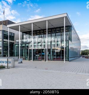 Das Eastbourne Visitor Services Center, entworfen von den Architekten Levitt Bernstein Associates. Hilfe für Touristen, ein Kastenhaus und ein Souvenirladen. Stockfoto