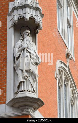 London, England, Großbritannien. Gesellschaft für die Verbreitung des Evangeliums in fremden Teilen, Tufton Street. Statue des heiligen Paulus mit einem Schwert und einem Buch Stockfoto