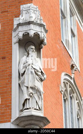 London, England, Großbritannien. Gesellschaft für die Verbreitung des Evangeliums in fremden Teilen, Tufton Street. Statue des heiligen Paulus mit einem Schwert und einem Buch Stockfoto