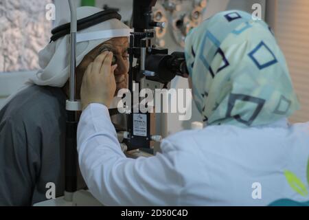 Den Patienten am Augengerät untersuchen Stockfoto