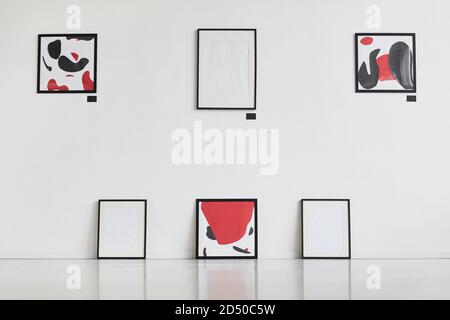 Grafische Hintergrundbild von modernen abstrakten Gemälden mit schwarz und rot hängen an der weißen Wand in der Kunstgalerie Ausstellung, kopieren Raum Stockfoto