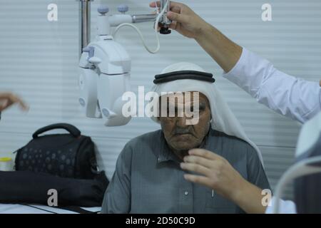 Den Patienten am Augengerät untersuchen Stockfoto