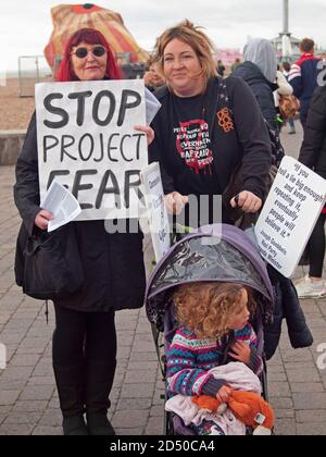 Ein Protest in Brighton von Menschen, die gegen die Sperre sind Maßnahmen rund um Corona Stockfoto