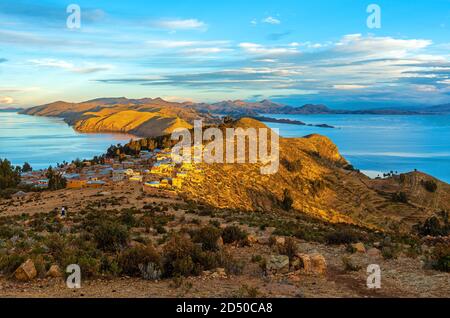 Sonnenuntergang auf Isla del Sol mit Blick auf den Titicacasee, Bolivien. Stockfoto