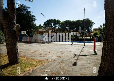 Allgemeiner Blick auf einen Spielplatz aufgrund von Einschränkungen geschlossen In Bologna (Italien) am 18. Juli 2020 Stockfoto