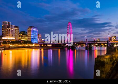 Nach der Abenddämmerung bei der Golden Jubilee und Hungerford Bridges, Westminster, London, Großbritannien Stockfoto