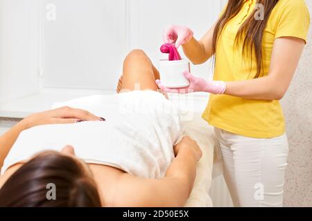 Wachs zum Enthaaren von Talkum und Stoffstreifen, die auf dem liegen Tabelle hat einen Platz zum Schreiben Stockfoto