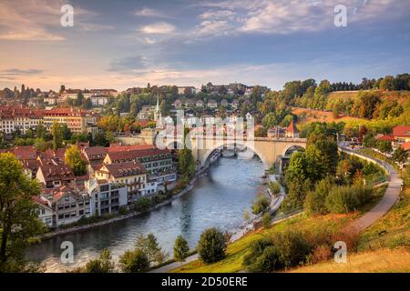 Stadt Bern. Stadtbild der Hauptstadt Bern, Schweiz bei schönem Herbstuntergang. Stockfoto