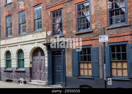 London, UK, July 1, 2012 : Georgisches Reihenhaus in Spitafields einst die Heimat eines wohlhabenden Hugenotten Seidenhändlers und ist ein beliebter Reisedesti Stockfoto