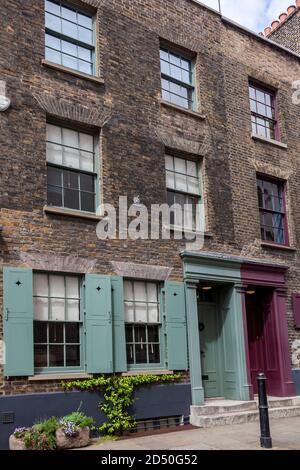 London, UK, July 1, 2012 : Georgisches Reihenhaus in Spitafields einst die Heimat eines wohlhabenden Hugenotten Seidenhändlers und ist ein beliebter Reisedesti Stockfoto