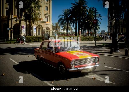 Barcelona, Spanien. Oktober 2020. Ein klassisches Seat Auto mit den Farben der spanischen Flagge gemalt zirkuliert durch Barcelona anlässlich des Nationaltages von Spanien. Quelle: Jordi Boixareu/Alamy Live News Stockfoto