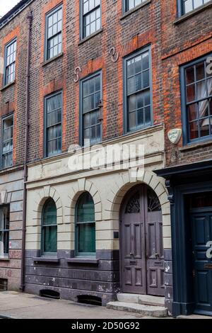 London, UK, July 1, 2012 : Georgisches Reihenhaus in Spitafields einst die Heimat eines wohlhabenden Hugenotten Seidenhändlers und ist ein beliebter Reisedesti Stockfoto