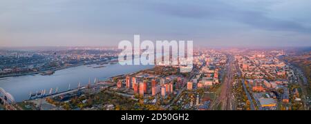 Abendpanorama der Stadt in Sibirien und des Flusses Jenissei bei Sonnenuntergang. Das rechte Ufer von Krasnojarsk Stockfoto