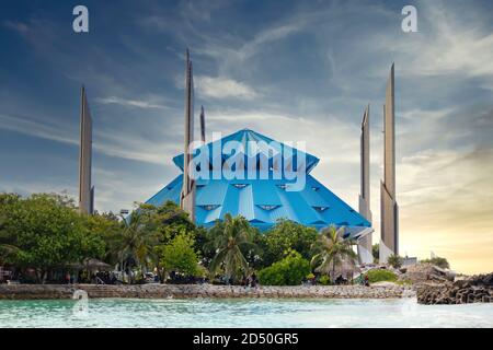 MALE, MALEDIVEN, MALEDIVEN - 23. Sep 2020: King Salman Moschee mit blauem Himmel in Male, Malediven Stockfoto