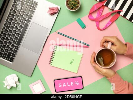 Frau Desktop Draufsicht auf grün und rosa Stockfoto
