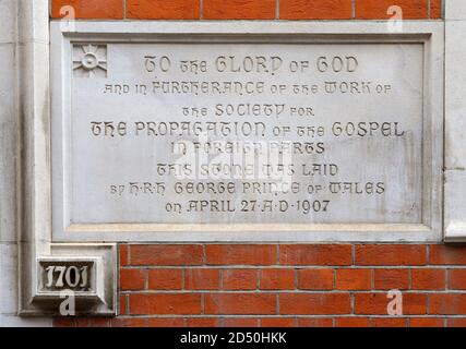 London, England, Großbritannien. Gesellschaft für die Verbreitung des Evangeliums in fremden Teilen, Tufton Street. Plakette am Eingang Stockfoto