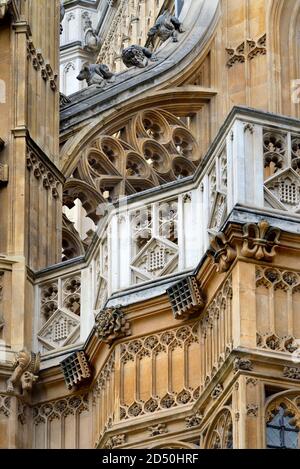 London, England, Großbritannien. Wesminster Abbey: Detail der Außenseite der Henry VII Kapelle - komplizierte geschnitzte Steindetails einschließlich Portcullises Stockfoto