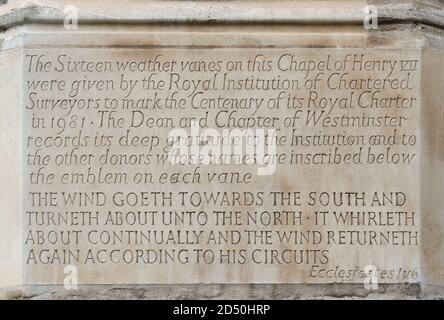 London, England, Großbritannien. Wesminster Abbey: Auf der Außenseite der Kapelle Heinrich VII. Ist ein eingravierter Stein angebracht, der die Geschichte der 16 Wetterflügel auf dem Dach erzählt Stockfoto