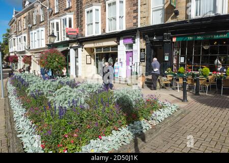 Geschäfte und ein Café auf Montpellier Hill im Zentrum von Harrogate, North Yorkshire Stockfoto