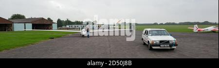 Ein Auto zieht einen Segelflieger zur Startbahn Starten Sie vom York Gliding Club auf dem Rufforth Flugplatz Stockfoto