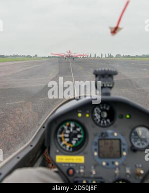 Blick auf ein Segelflugzeug starten aus dem Cockpit als Es wird von einem einzigen Sitz in die Luft geschleppt Flugzeug Stockfoto