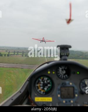 Blick auf ein Segelflugzeug starten aus dem Cockpit als Es wird von einem einzigen Sitz in die Luft geschleppt Flugzeug Stockfoto