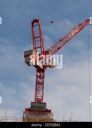 Ein roter Turmdrehkran vor dem Hintergrund des Himmels im Zentrum von London. Stockfoto