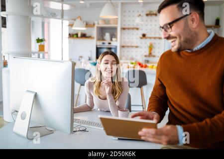 Geschäftsleute, Designer, die an neuen Projekten im modernen Büro arbeiten Stockfoto