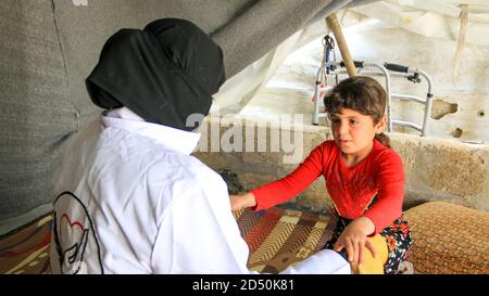 Ein Arzt behandelt das Kind mit natürlichen Übungen. Körperliche Behandlung. Stockfoto