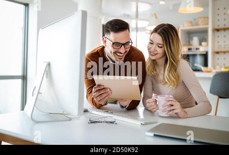 Geschäftsleute, Designer, die an neuen Projekten im modernen Büro arbeiten Stockfoto