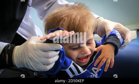 Ein Arzt behandelt das Kind mit natürlichen Übungen. Körperliche Behandlung. Stockfoto