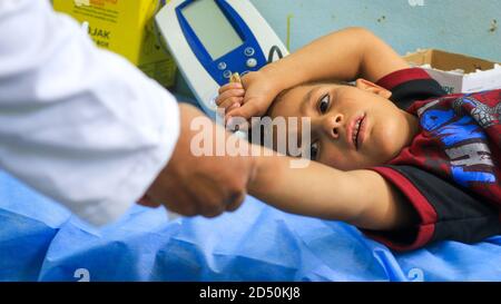 Ein Arzt behandelt das Kind mit natürlichen Übungen. Körperliche Behandlung. Stockfoto